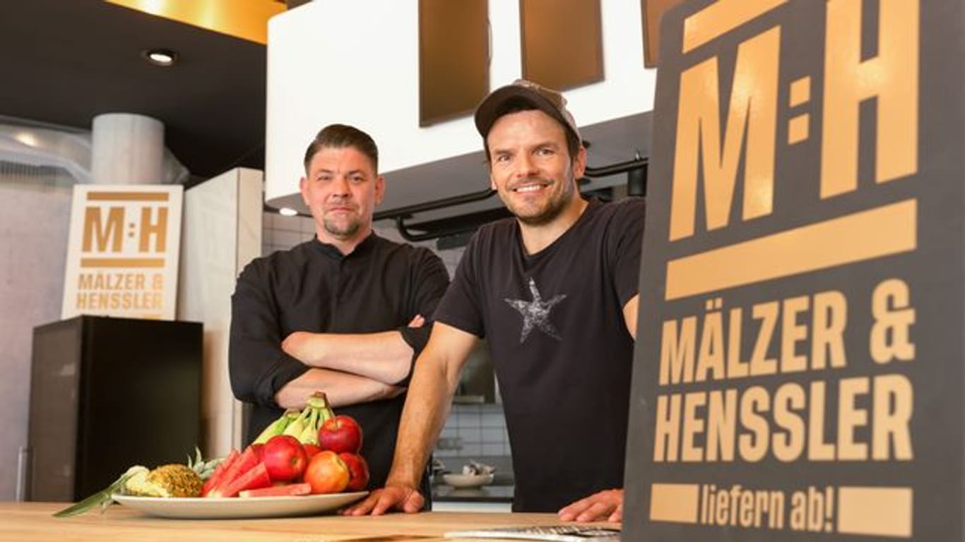 Die Hamburger Köche Tim Mälzer (l) und Steffen Henssler haben ihre erste gemeinsame Primetime-Show auf Vox.