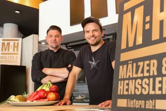 Die Hamburger Köche Tim Mälzer (l) und Steffen Henssler haben ihre erste gemeinsame Primetime-Show auf Vox.