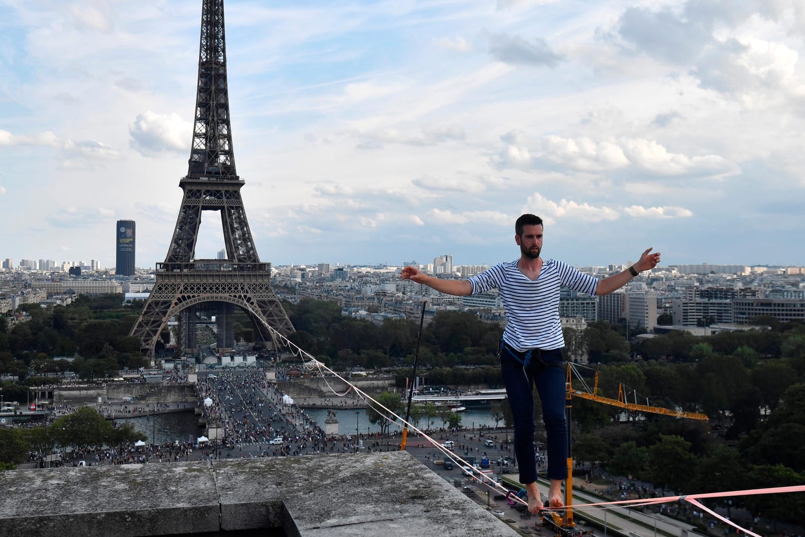 Der Künstler Nathan Paulin balanciert bei seinem Hochseilakt am Pariser Eiffelturm.