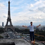 Der Künstler Nathan Paulin balanciert bei seinem Hochseilakt am Pariser Eiffelturm.