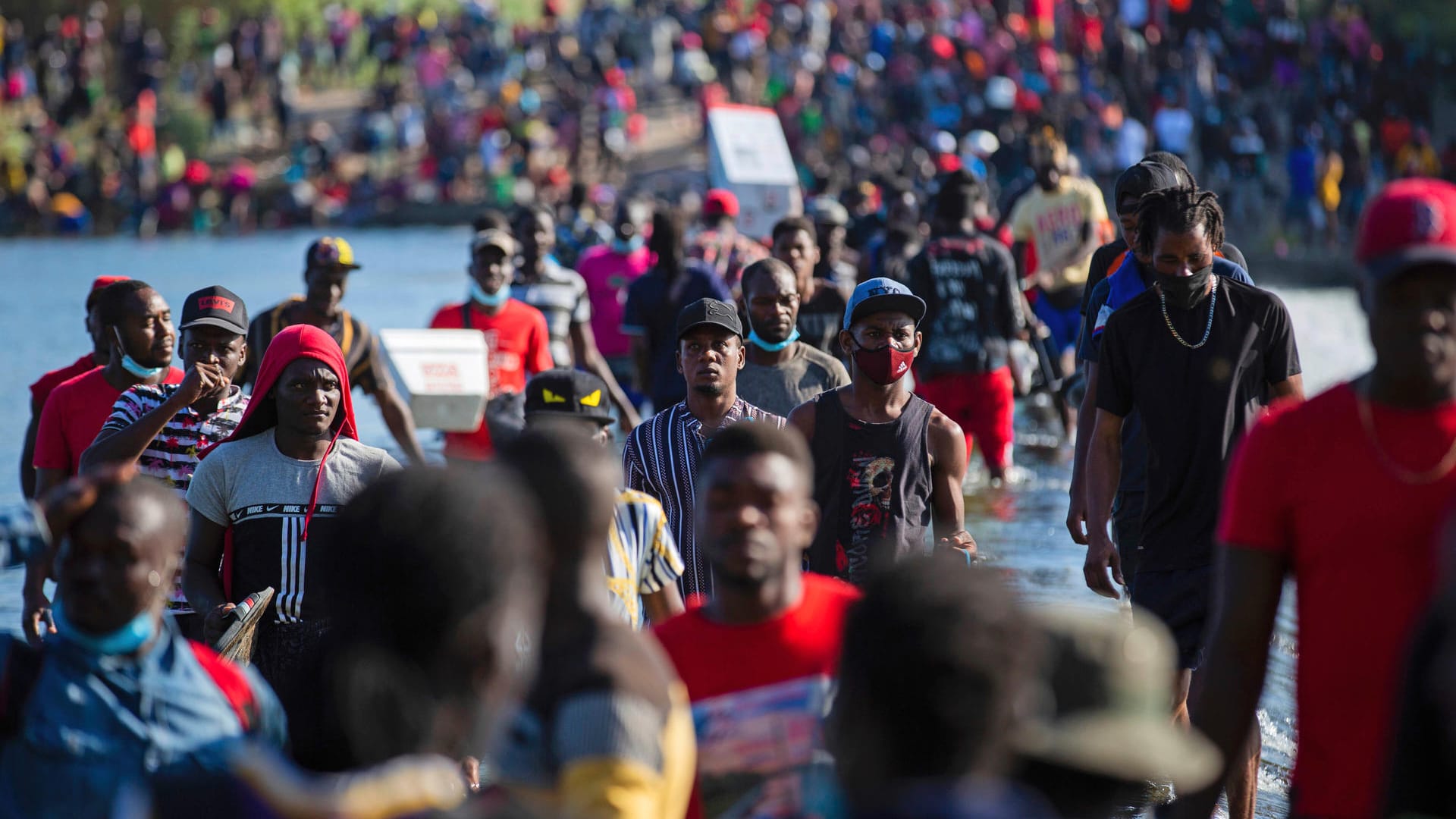 Flüchtlinge überqueren den Rio Grande, um einkaufen zu gehen. Viele leben in einem Camp unter einer Brücke.