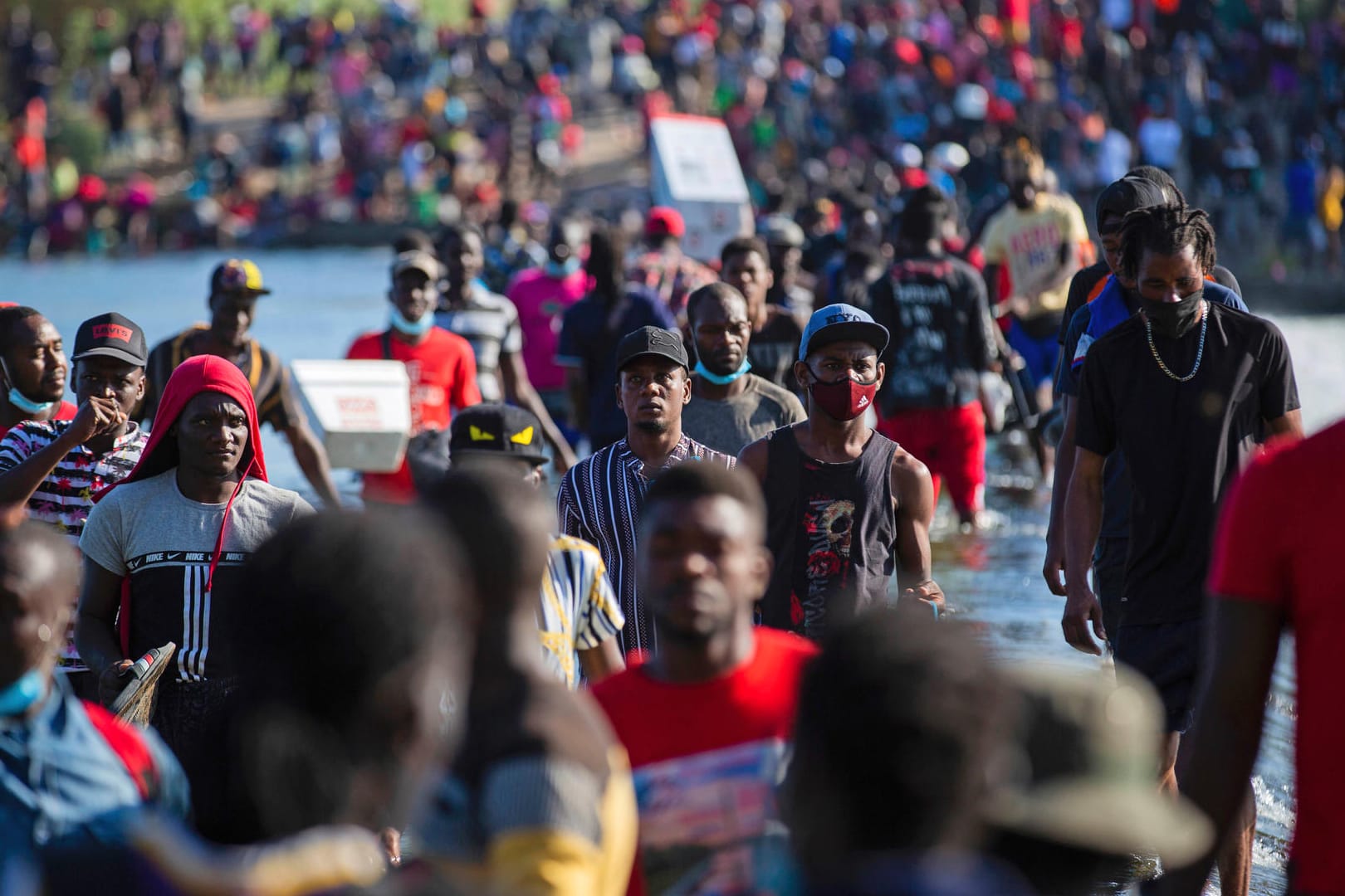 Flüchtlinge überqueren den Rio Grande, um einkaufen zu gehen. Viele leben in einem Camp unter einer Brücke.