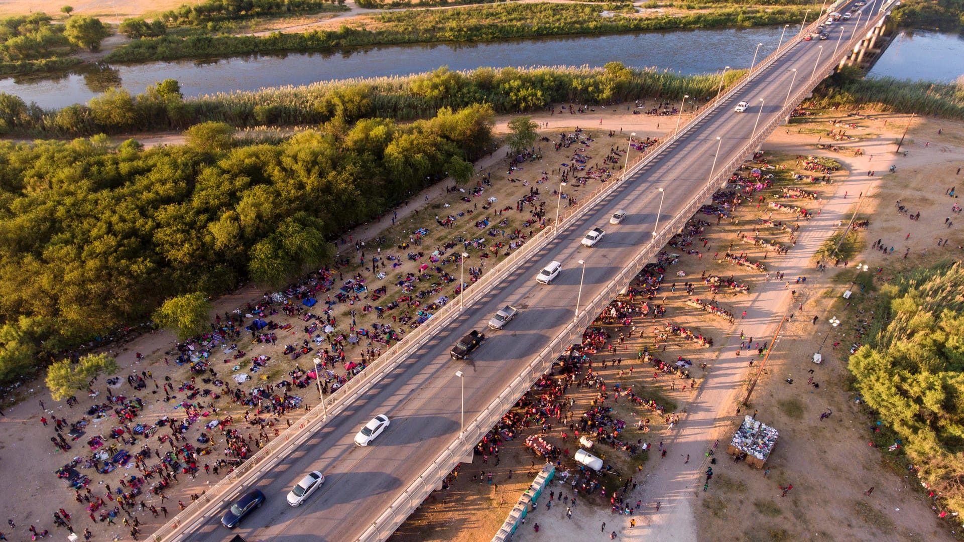 Tausende Flüchtlinge haben unter einer Brücke in der US-Stadt Del Rio Schutz gesucht. Einige wurden bereits verlegt.