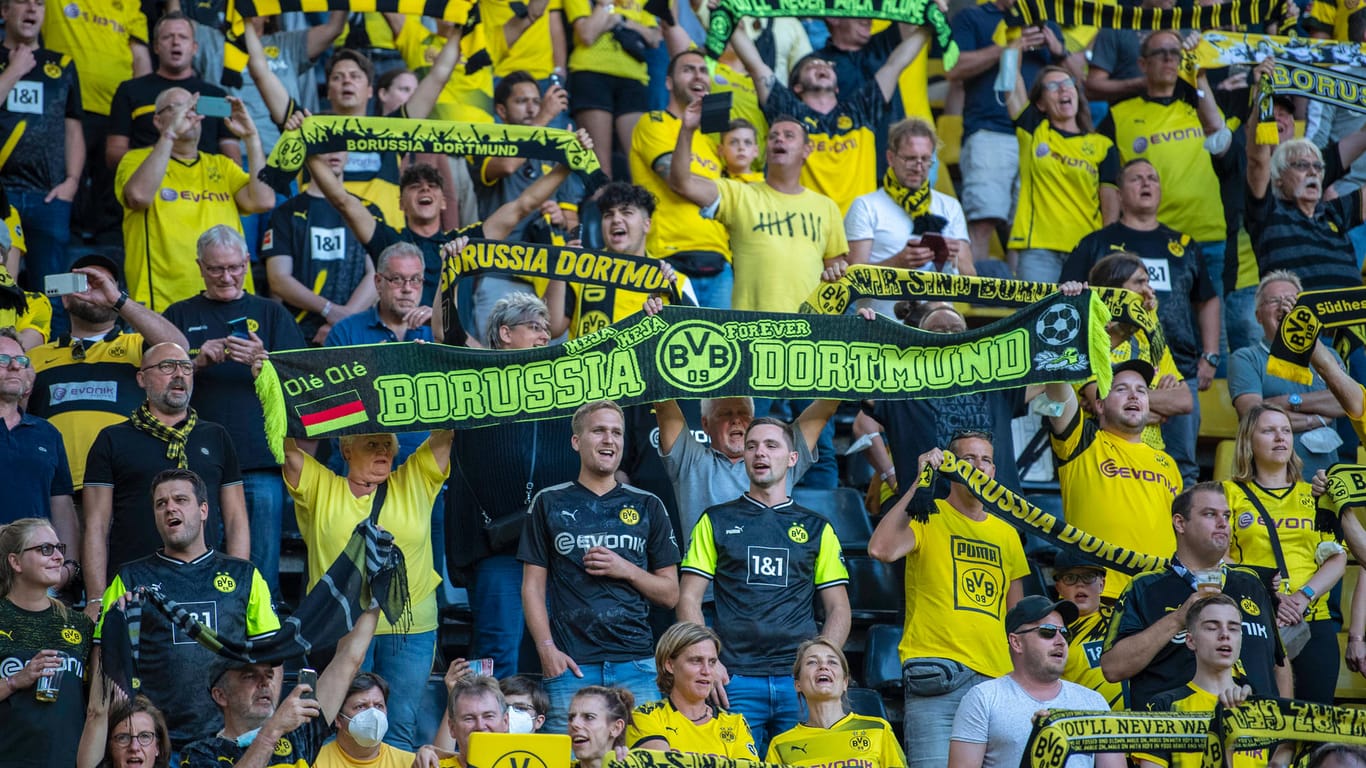 Dortmunder Fans beim Saisonauftakt feiern ihren Verein. Der Chef des Klubs will noch mehr Zuschauer ins Stadion lassen.