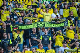 Dortmunder Fans beim Saisonauftakt feiern ihren Verein. Der Chef des Klubs will noch mehr Zuschauer ins Stadion lassen.