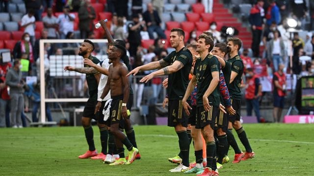 Bayerns Spieler feiern nach der fulminanten Partie den Sieg gemeinsam mit den Fans.
