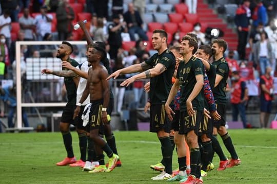 Bayerns Spieler feiern nach der fulminanten Partie den Sieg gemeinsam mit den Fans.