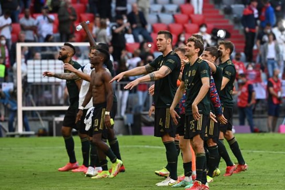 Bayerns Spieler feiern nach der fulminanten Partie den Sieg gemeinsam mit den Fans.