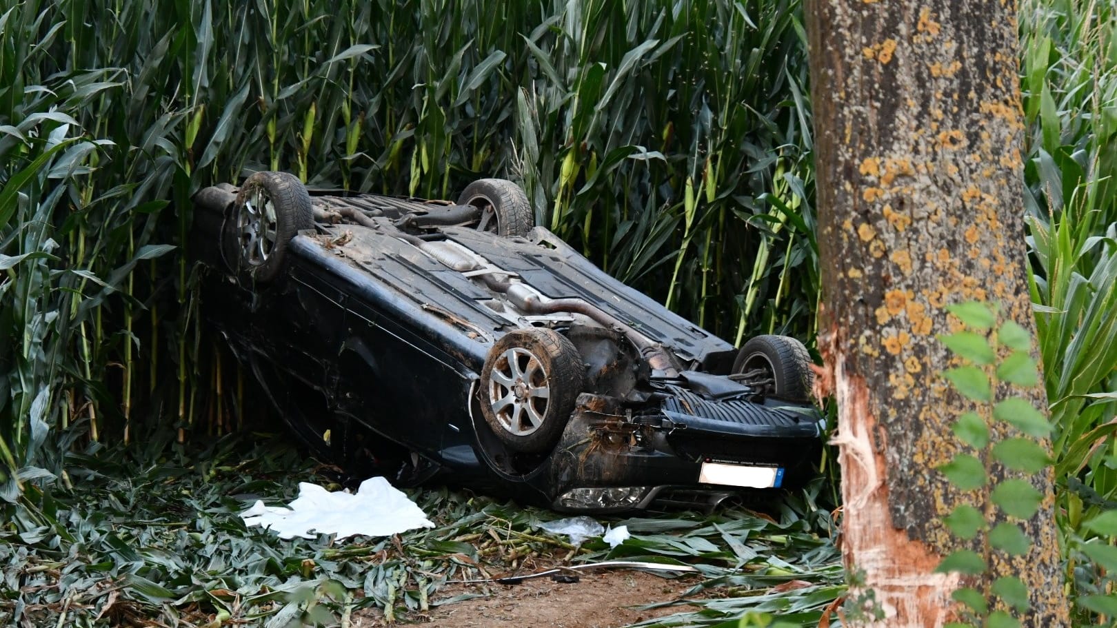 Ein Auto liegt auf dem Dach: Der Unfallwagen hatte einen Totalschaden.