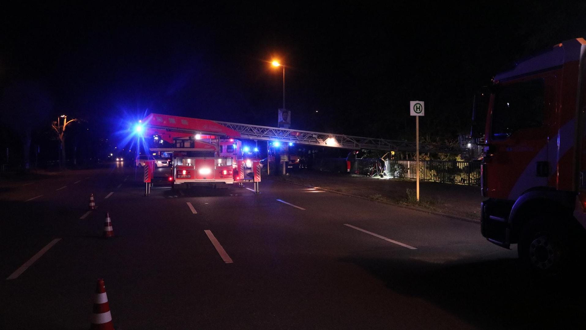 Ein Einsatzwagen der Berliner Feuerwehr steht auf einer Brücke in Westend: Der Mann kletterte offenbar über das Geländer. Ein Einsatzwagen der Berliner Feuerwehr steht auf einer Brücke in Westend: Der Mann kletterte offenbar über das Geländer.