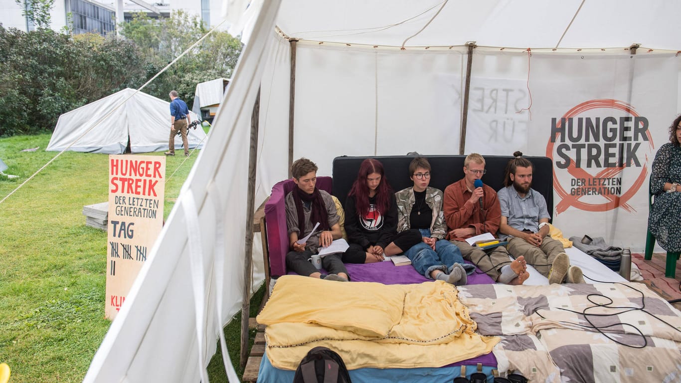 Noch vor wenigen Tagen hielten sie im Klima-Protestcamp in Berlin die Stellung: Nun haben die beiden jungen Frauen aus gesundheitlichen Gründen das Hungern beendet.