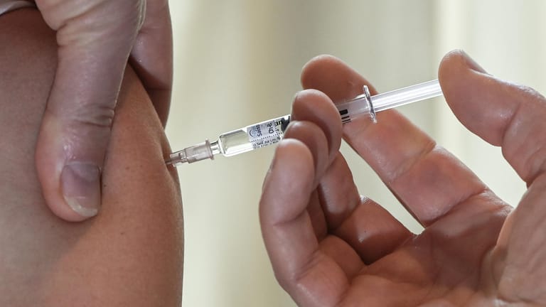 Impfung gegen Grippe: Die Gruppen, die einen schweren Krankheitsverlauf zu befürchten haben, sind bei Influenza und Covid-19 sehr ähnlich.