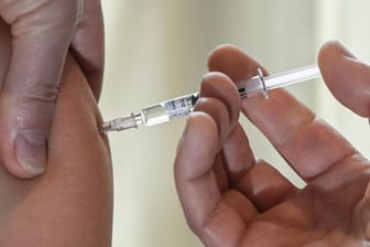 Impfung gegen Grippe: Die Gruppen, die einen schweren Krankheitsverlauf zu befürchten haben, sind bei Influenza und Covid-19 sehr ähnlich.