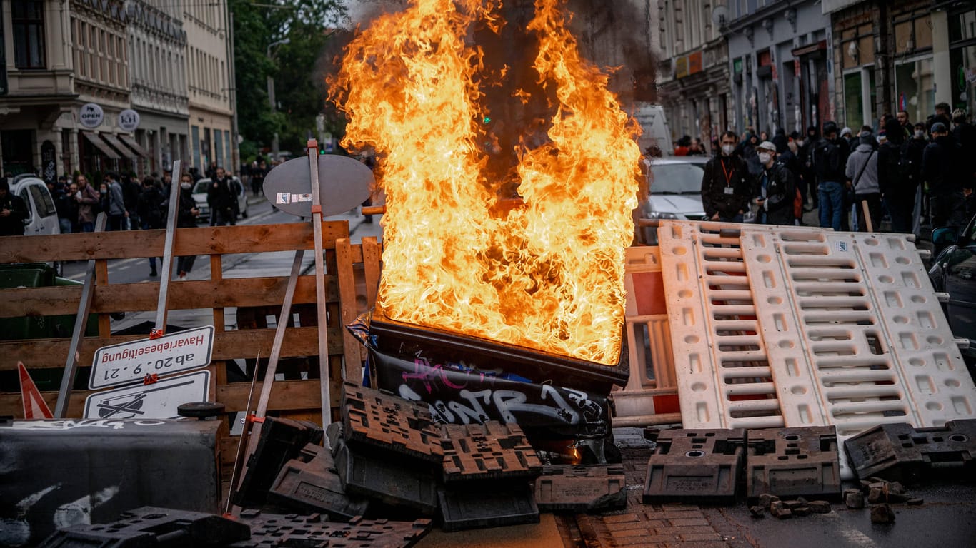 Eine brennende Barrikade auf der "Wir sind alle LinX"-Demonstration in Leipzig am Samstag: Der Oberbürgermeister der Stadt spricht von erschreckenden Bildern.