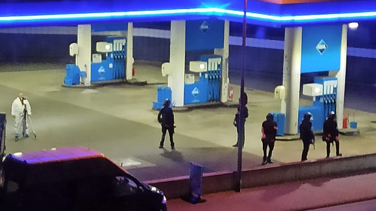 Polizisten sichern den Tatort: In dieser Tankstelle in Idar-Oberstein wurde am Samstag ein Mitarbeiter erschossen.