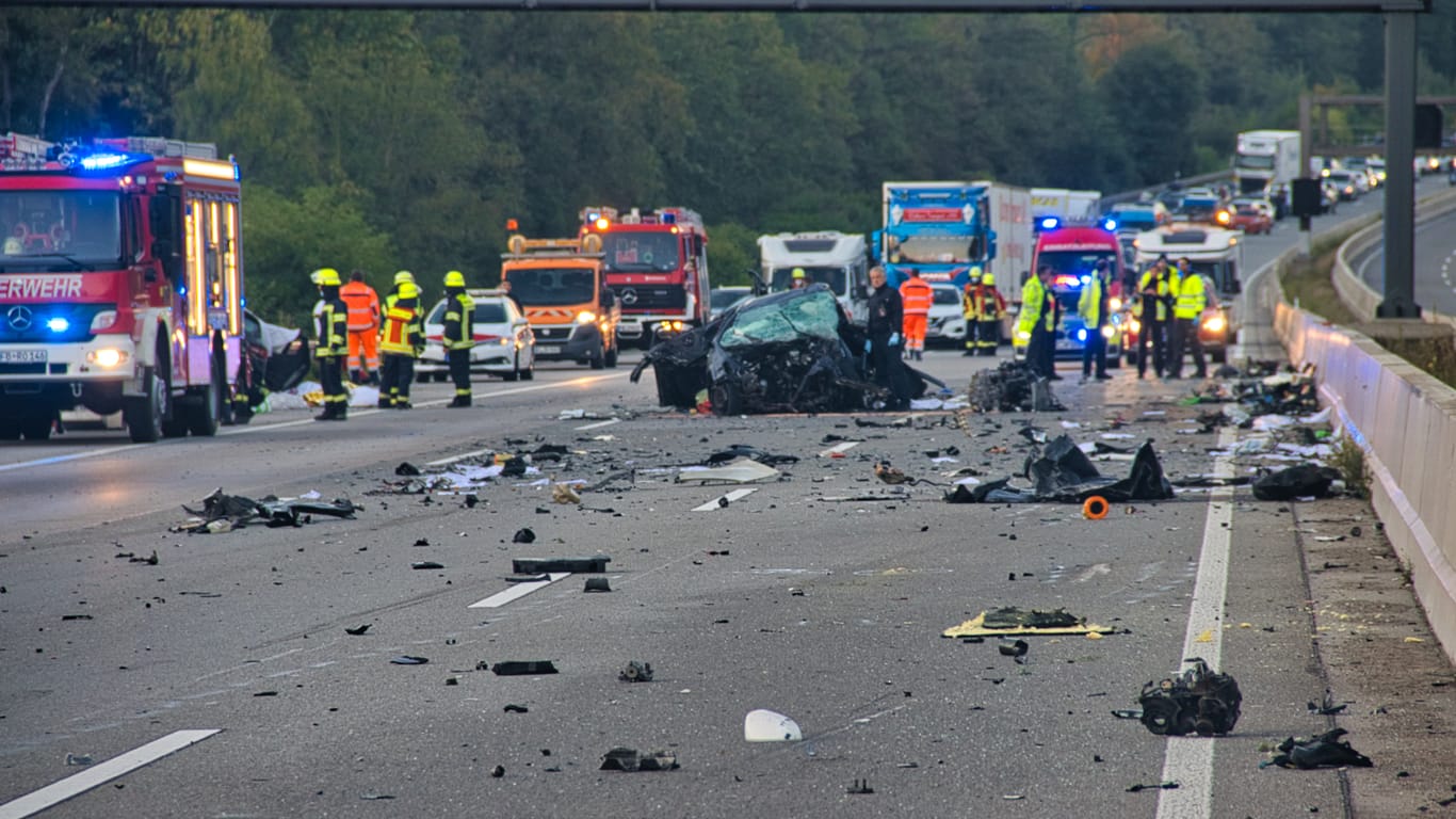 Die A5 gleicht nach einem Unfall einem Trümmerfeld: Die Autobahn war gesperrt.