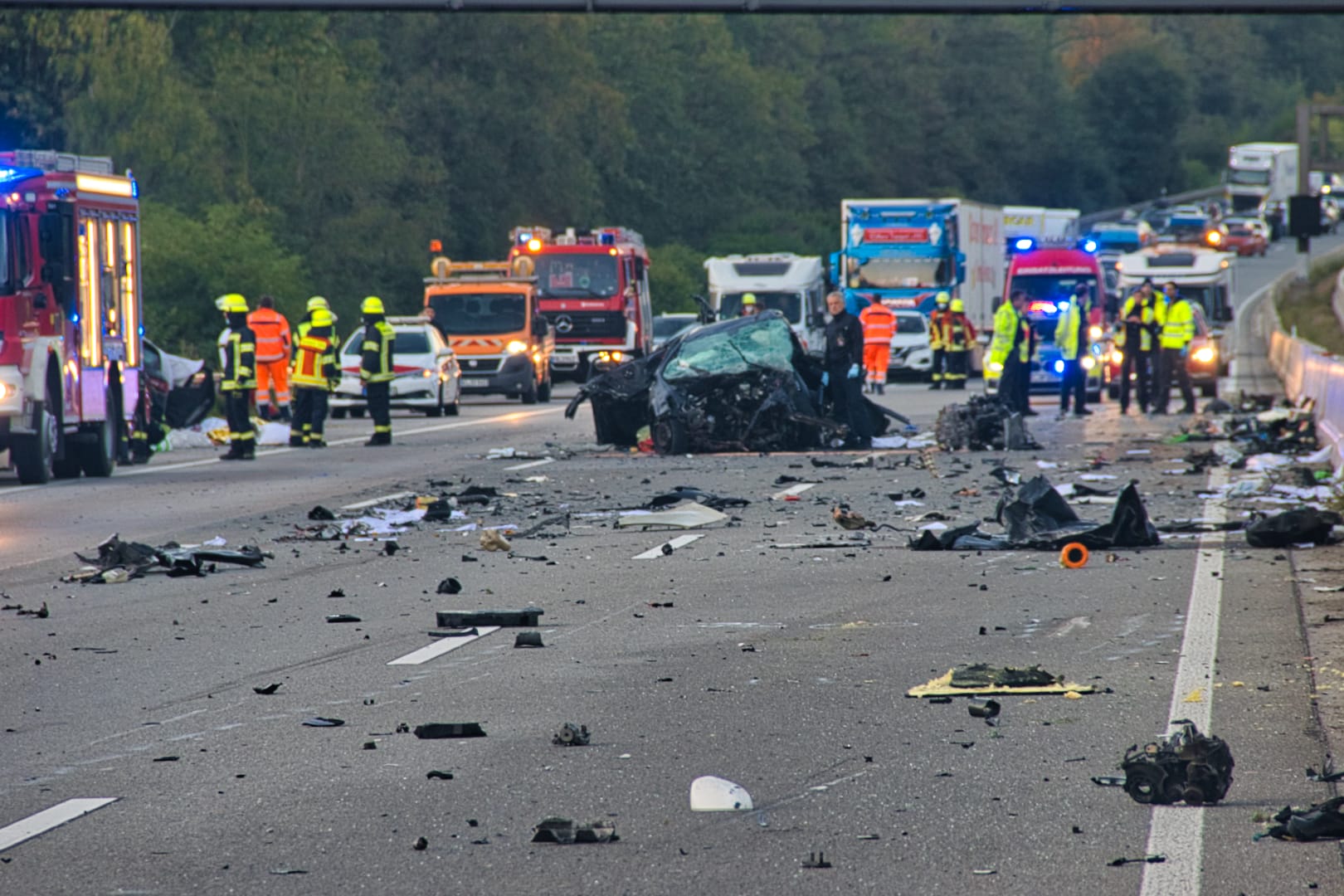 Die A5 gleicht nach einem Unfall einem Trümmerfeld: Die Autobahn war gesperrt.