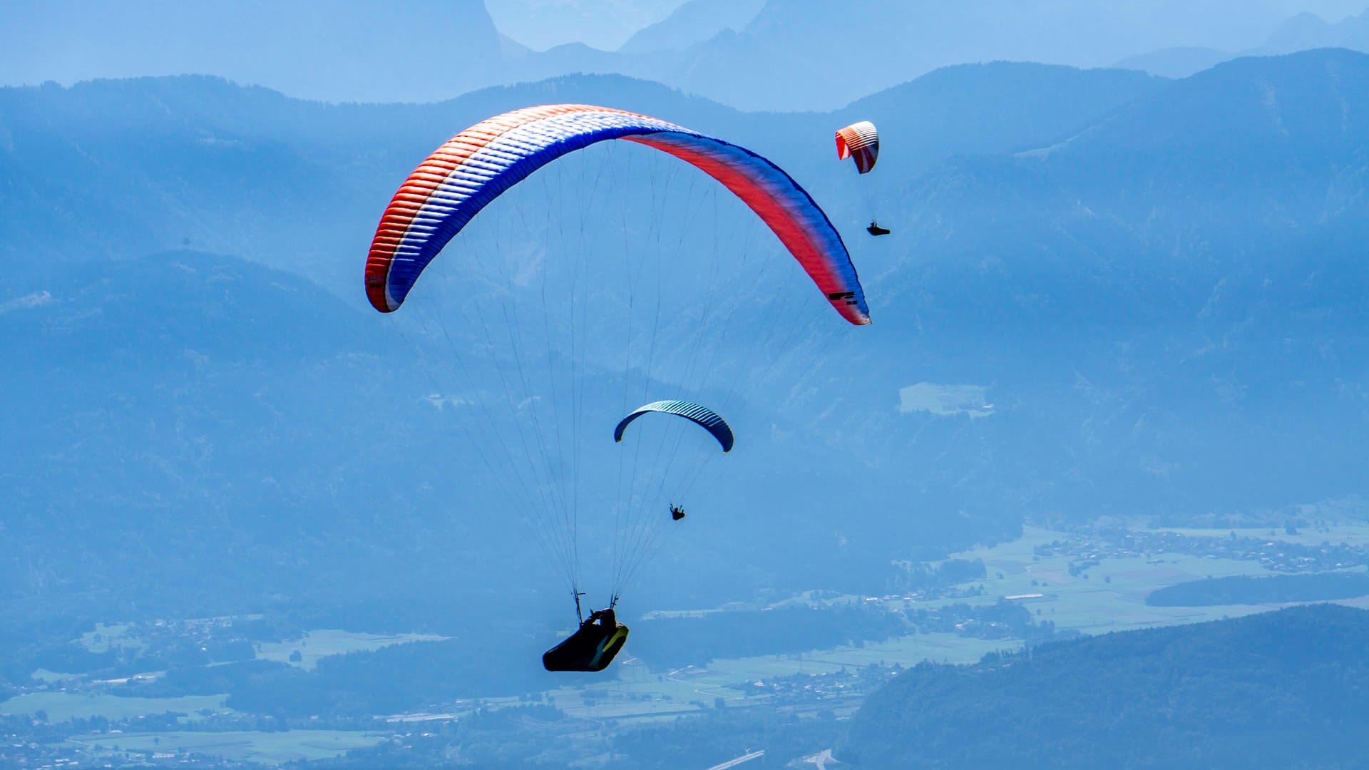 Paraglider: Ein Notarzt konnte nur noch den Tod des Mannes feststellen (Symbolbild). Paraglider: Ein Notarzt konnte nur noch den Tod des Mannes feststellen (Symbolbild).