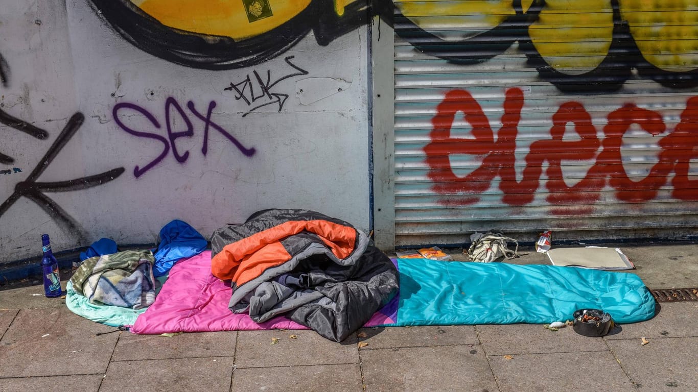 Der Schlafplatz eines Obdachlosen auf St. Pauli (Symbolbild): Zwei Unbekannte haben in Hamburg den Schlafsack eines schlafenden Mannes angezündet – die Polizei sucht Zeugen.
