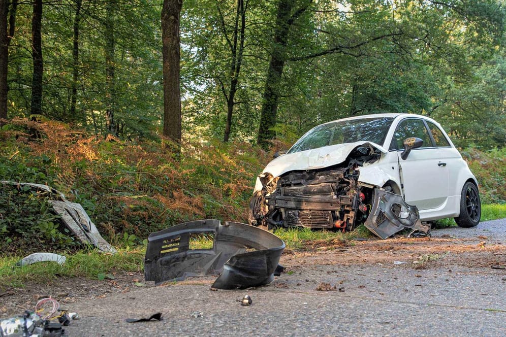 Das Unfallauto: Der Fahrer des Kleinwagens verlor die Kontrolle und schleuderte in eine Personengruppe.