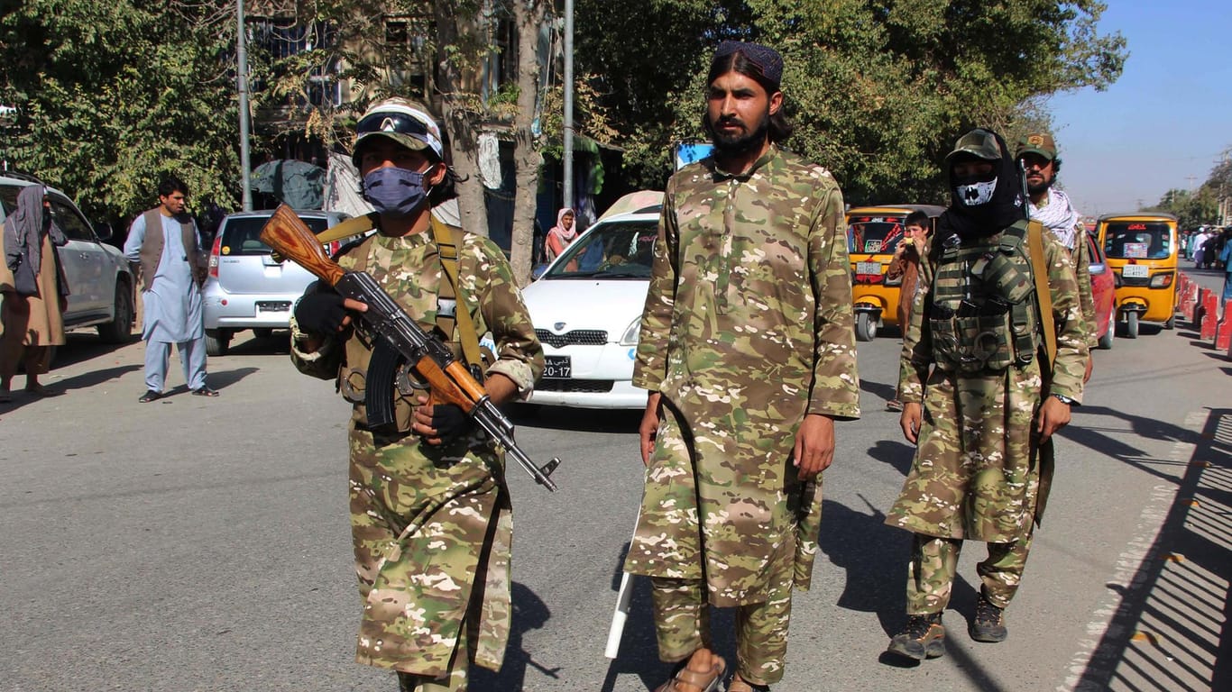 Taliban-Mitglieder patrouillieren am Sicherheitskontrollpunkt in Kundus: Sie haben noch keine einheitliche Uniform.