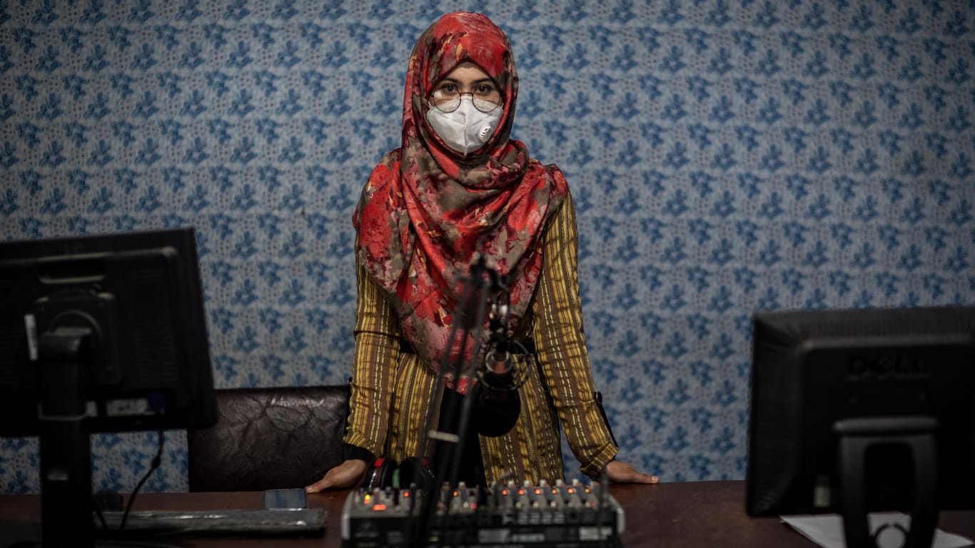Radiojournalistin Nadia Safi im Studio von Radio Zohra: Sie darf nicht mehr arbeiten.