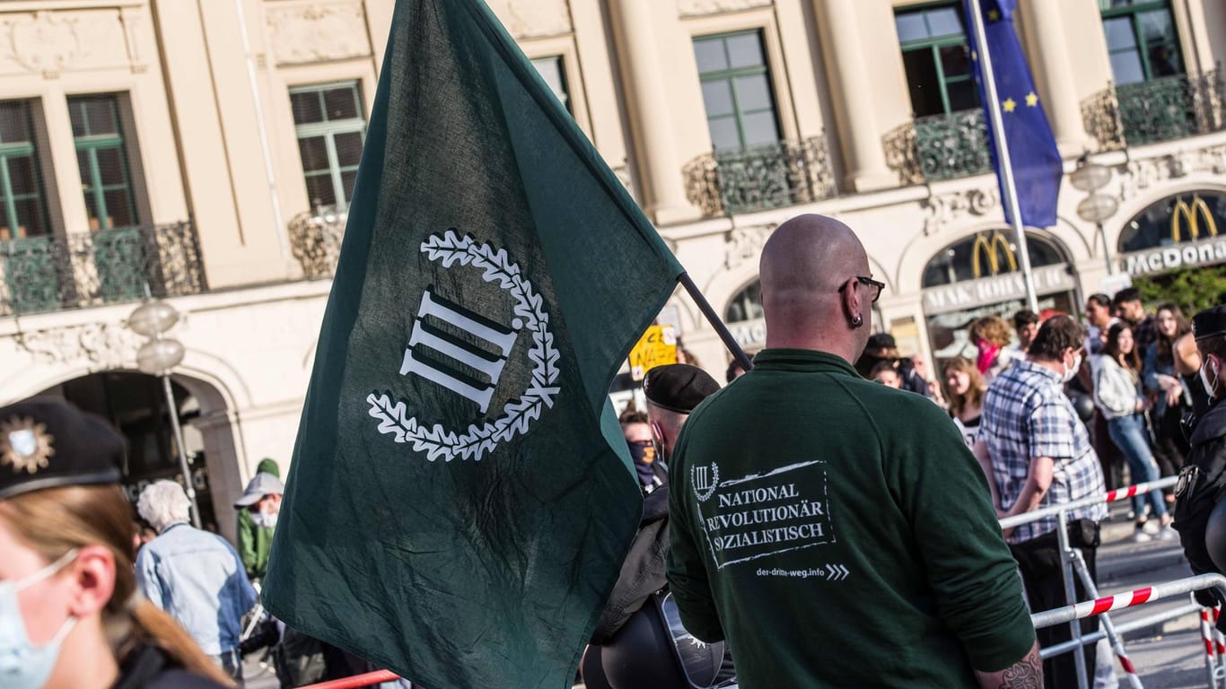 Mann trägt die Fahne der rechtsextremen Partei "Der Dritte Weg": Mit makaberen Aktionen gerät die Neonazi-Partei immer wieder in die Schlagzeilen (Symbolbild).