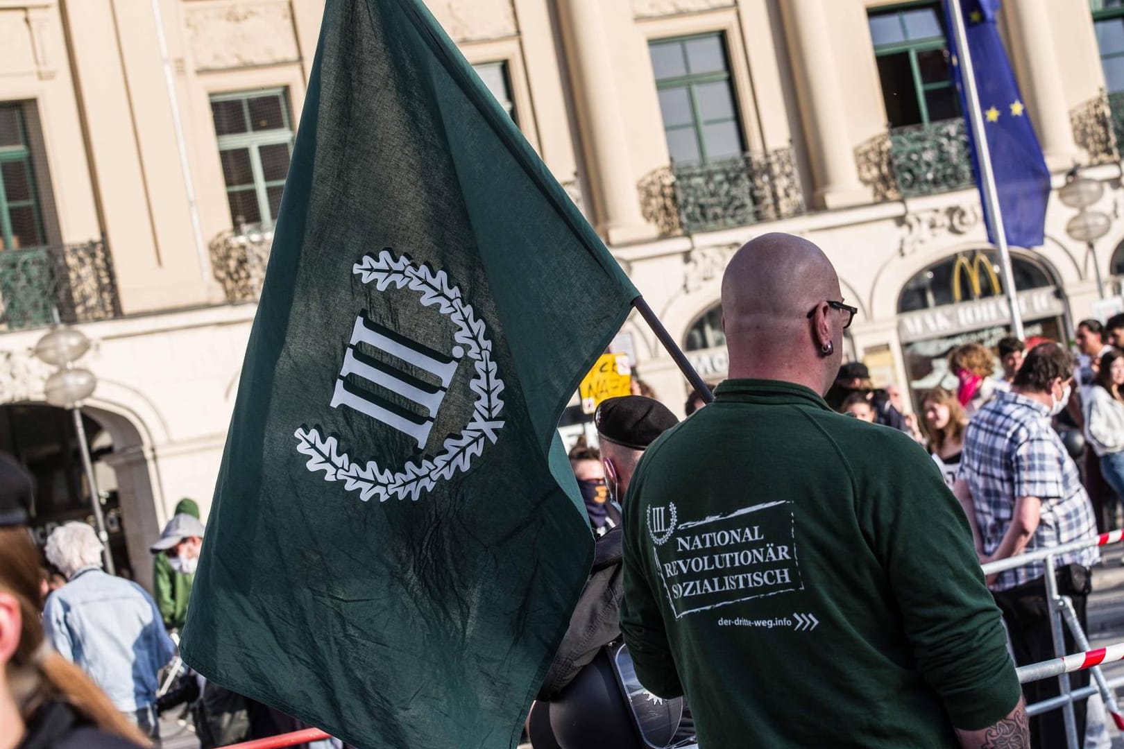 Mann trägt die Fahne der rechtsextremen Partei "Der Dritte Weg": Mit makaberen Aktionen gerät die Neonazi-Partei immer wieder in die Schlagzeilen (Symbolbild).