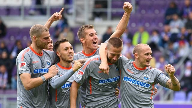 Die Spieler vom SC Paderborn feiern das 4:0 gegen Aue.