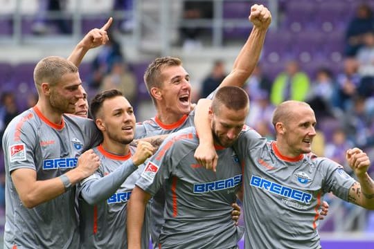 Die Spieler vom SC Paderborn feiern das 4:0 gegen Aue.