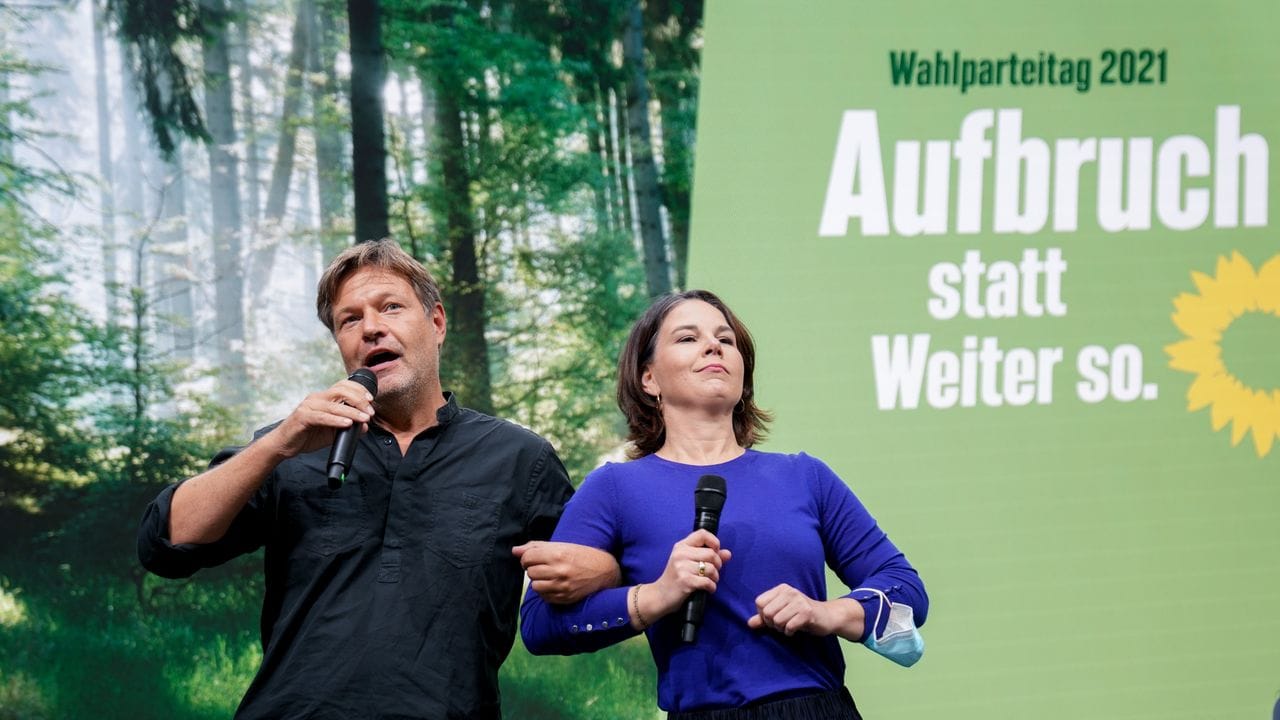 Die Grünen-Vorsitzenden Robert Habeck und Annalena Baerbock werben für ihre Partei. Die Grünen-Vorsitzenden Robert Habeck und Annalena Baerbock werben für ihre Partei.