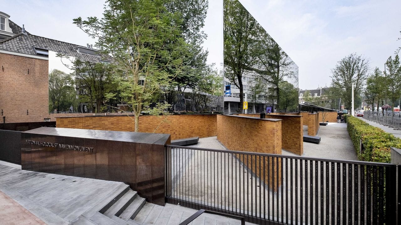 Das National Holocaust Memorial of Names an der Weesperstraat vom US-Architekten Daniel Libeskind.