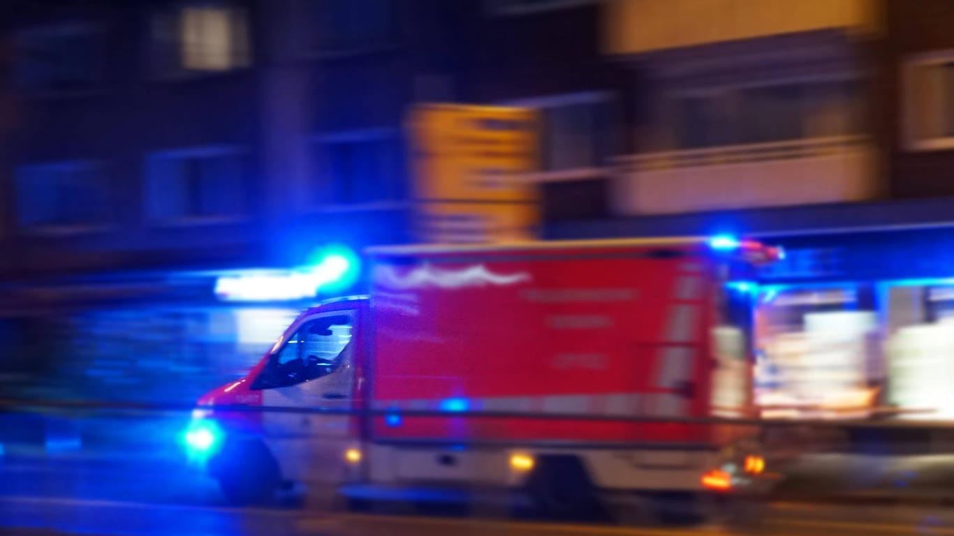 Ein Rettungswagen der Essener Feuerwehr im Einsatz (Symbolbild): Eine Dreijährige ist bei einem Unfall schwer verletzt worden.