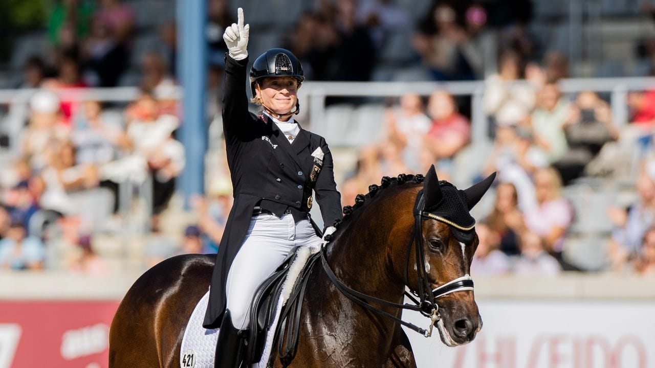 Isabell Werth freut sich auf ihrem Pferd "Quantaz" über den Sieg.