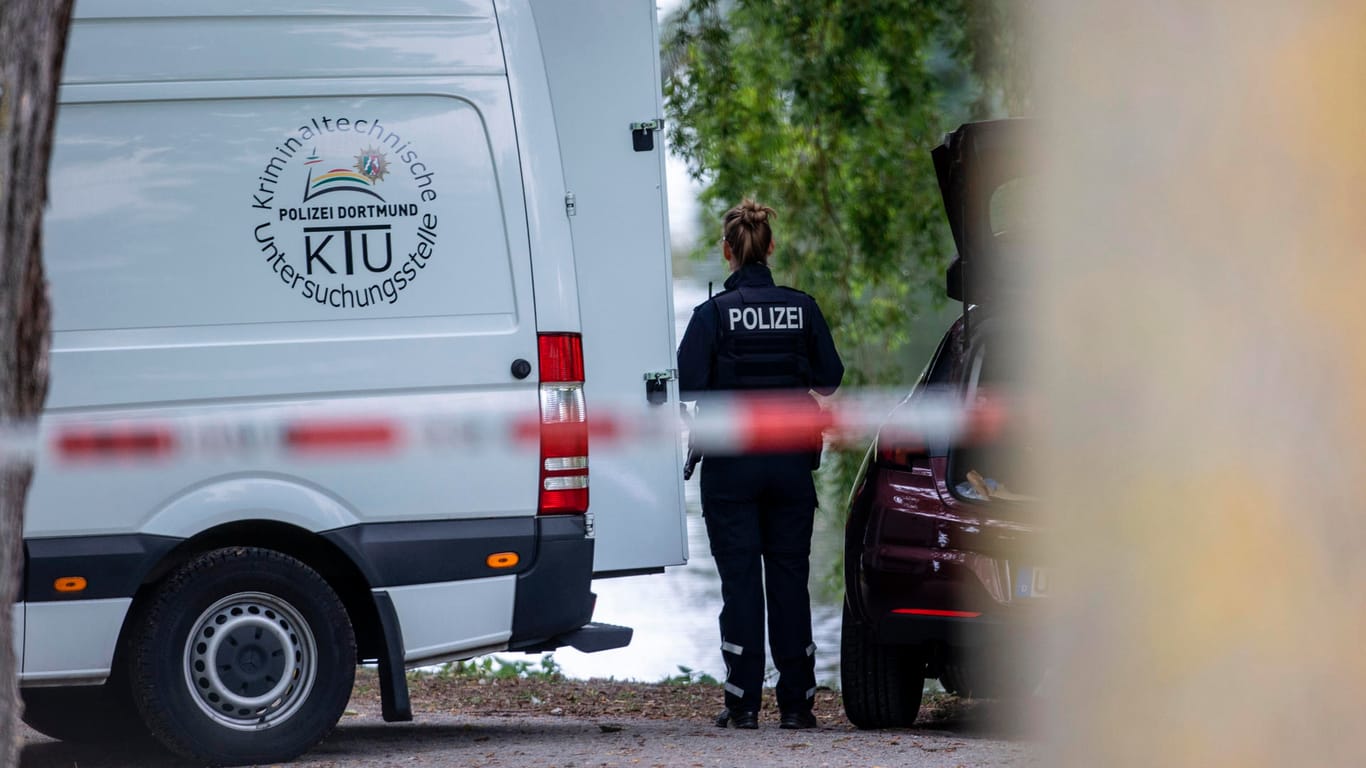 Einsatzkräfte der Mordkommission in Hamm: Die Leiche der jungen Frau wurde von einem Passanten entdeckt.