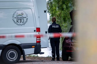 Einsatzkräfte der Mordkommission in Hamm: Die Leiche der jungen Frau wurde von einem Passanten entdeckt.