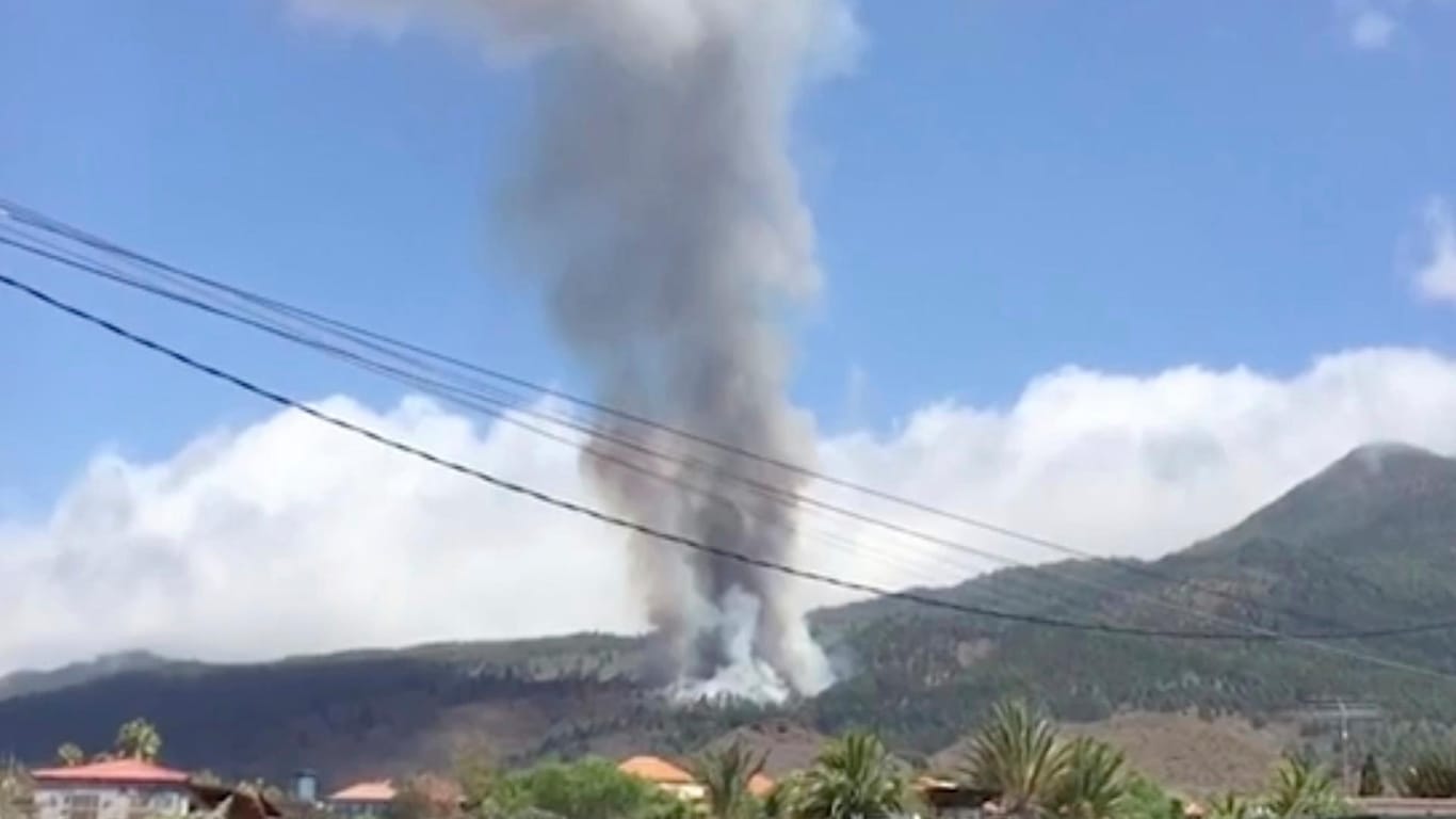 Vulkan auf La Palma: Am Sonntagmittag schaffte es die Lava nach mehreren Tagen mit Erdbeben an die Oberfläche, der Ausbruch hatte begonnen.