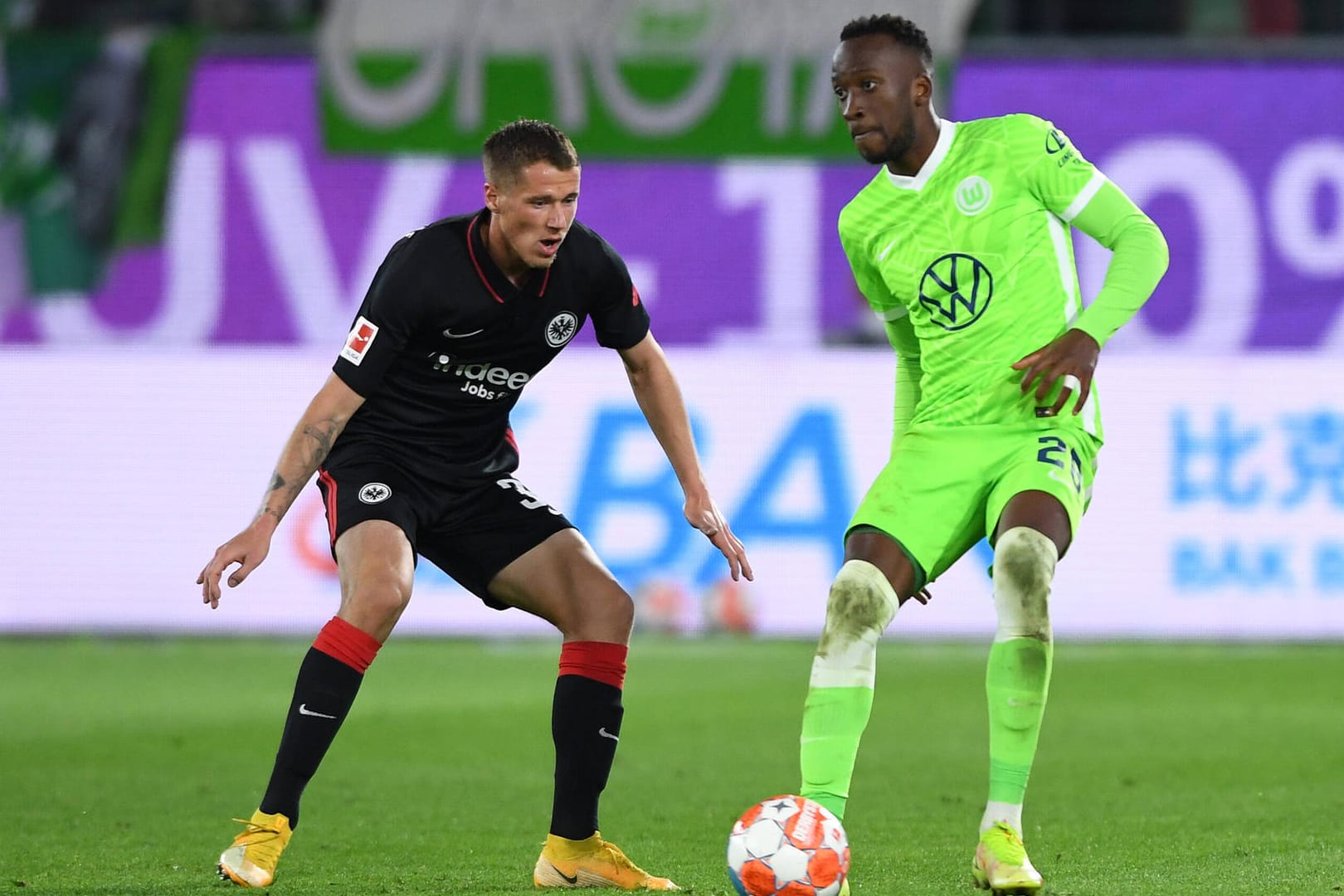 Dodi Lukebakio (re.): Der Wolfsburger Neuzugang macht eine gute Partie gegen Frankfurt.