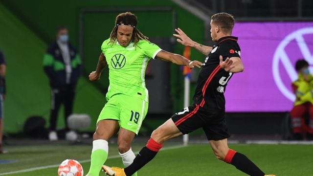 Wolfsburgs Kevin Mbabu (l) im Zweikampf mit Frankfurts Erik Durm.