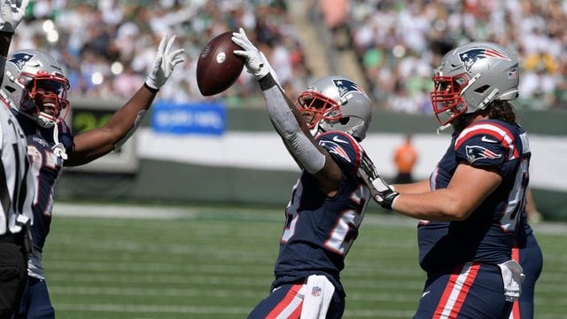 James White (M) von den New England Patriots feiert einen Touchdown. James White (M) von den New England Patriots feiert einen Touchdown.