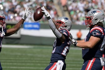 James White (M) von den New England Patriots feiert einen Touchdown.