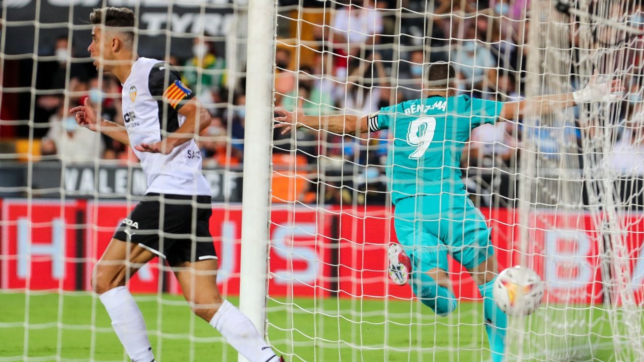 Karim Benzema (r) von Real Madrid jubelt über sein Tor zum 1:2. Karim Benzema (r) von Real Madrid jubelt über sein Tor zum 1:2.