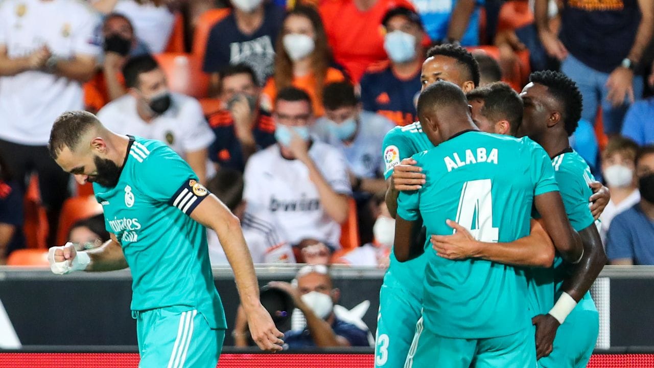 Vinicius Junior von Real Madrid bejubelt mit seinen Teamkollegen das Tor zum 1:1. Vinicius Junior von Real Madrid bejubelt mit seinen Teamkollegen das Tor zum 1:1.