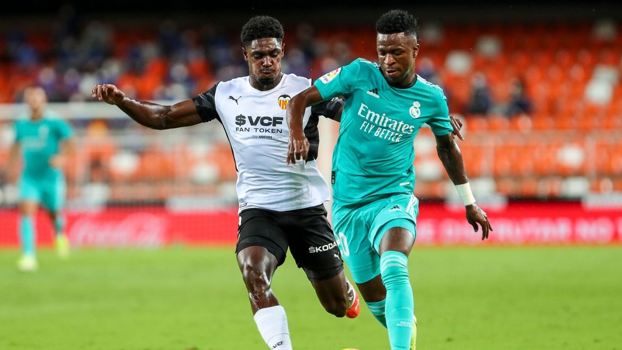 Reals Vinicius Junior (r) im Laufduell mit Thierry Correia vom FC Valencia. Reals Vinicius Junior (r) im Laufduell mit Thierry Correia vom FC Valencia.