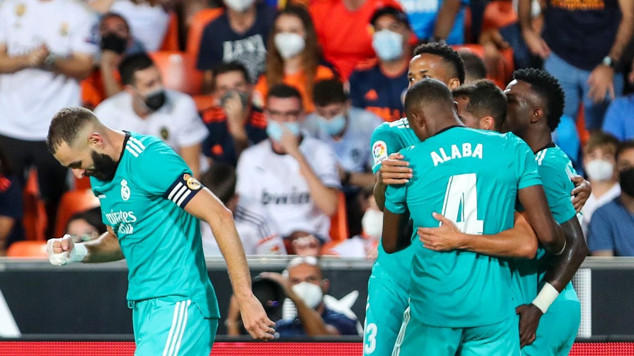 Vinicius Junior von Real Madrid bejubelt mit seinen Teamkollegen das Tor zum 1:1.