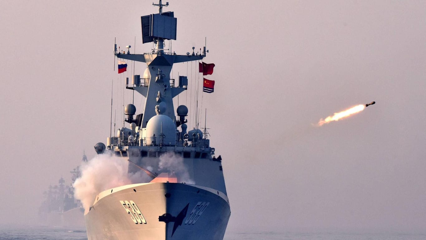 Chinesische Fregatte bei einem gemeinsamen Manöver mit Russland.