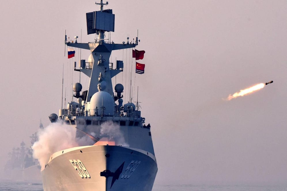 Chinesische Fregatte bei einem gemeinsamen Manöver mit Russland.