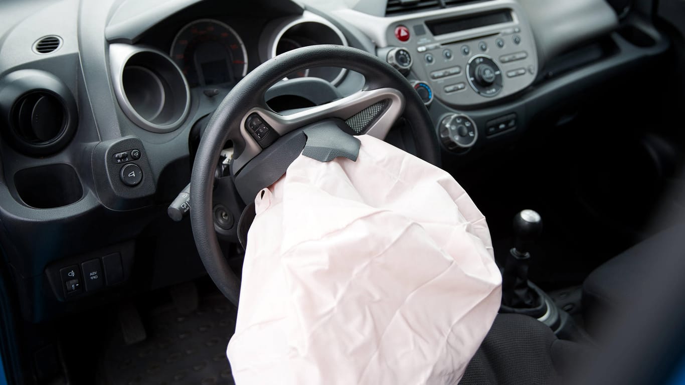 Ein ausgelöster Airbag am Lenkrad (Symbolbild). In den USA werden erneut Fahrzeuge auf Defekte untersucht.