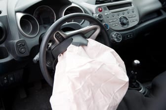 Ein ausgelöster Airbag am Lenkrad (Symbolbild). In den USA werden erneut Fahrzeuge auf Defekte untersucht.