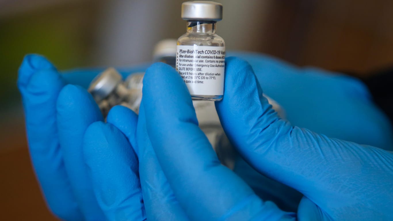 Eine medizinische Fachkraft hält eine Impfampulle in der Hand (Symbolbild). Der Inzidenzwert ist wieder leicht angestiegen.